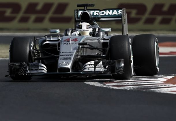 Lewis Hamilton mantém bom momento na Hungria e lidera segundo treino livre