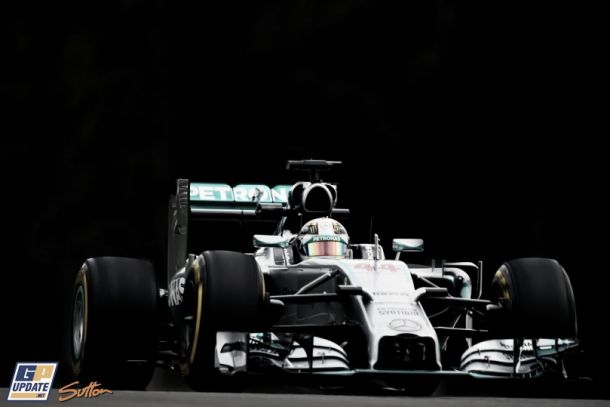 Lewis Hamilton mantiene su pulso con Rosberg en los Libres 2