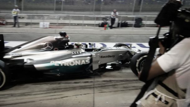 Hamilton é o mais rápido em domínio da Mercedes no segundo treino livre do GP do Bahrein