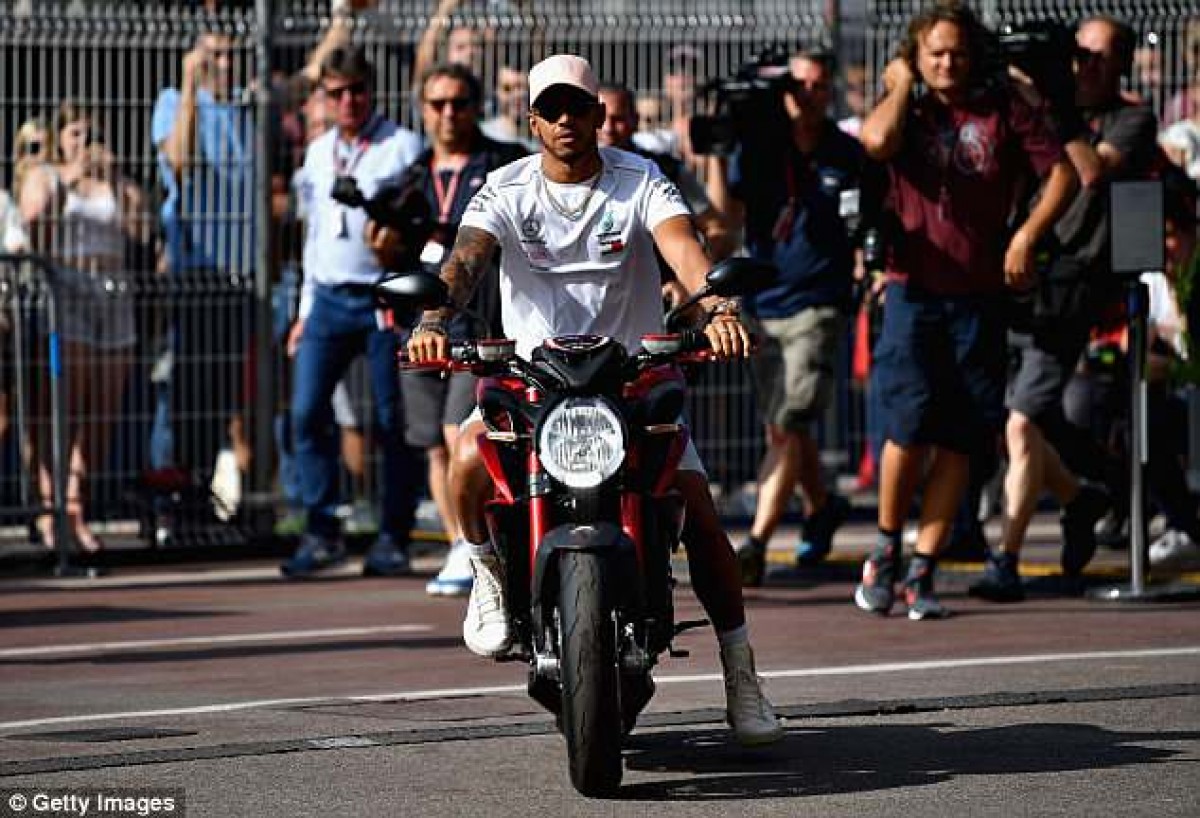 Lewis Hamilton 'Pamer' Motor edisi Spesial Di Lintasan Monaco