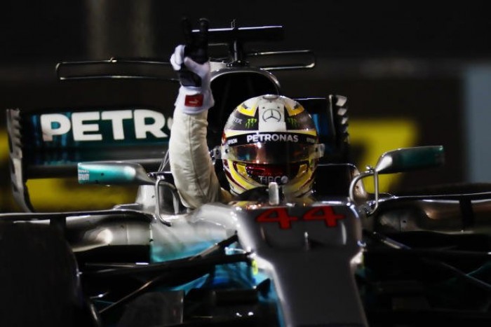 F1, Gp di Singapore. Hamilton ed una vittoria a sorpresa: "Siamo stati fortunati, ma sono molto felice"