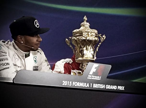Hamilton è il re di Silverstone, la pioggia regala il 3° posto alla Ferrari