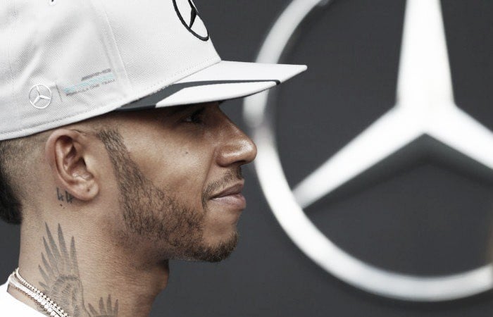 Hamilton: "Me gustaría tener una MotoGP en mis manos algún día"