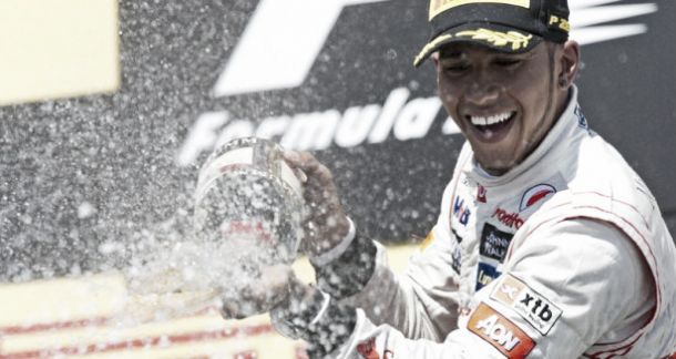 Lewis Hamilton soma e segue no GP do Bahrain