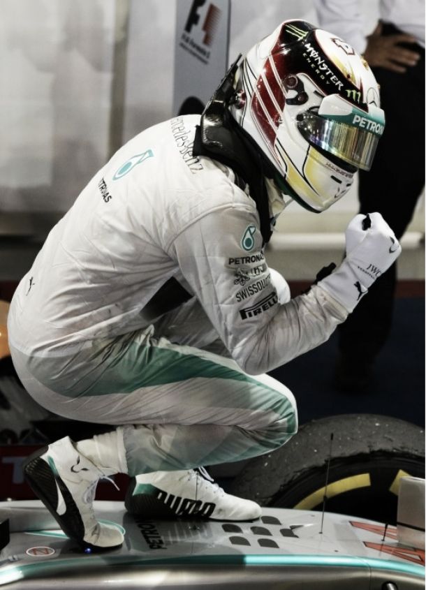 Lewis Hamilton ilumina la estrella de Mercedes en la noche de Singapur