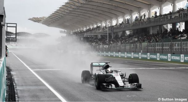 Lewis Hamilton se impone a Vettel bajo la tormenta de Sepang