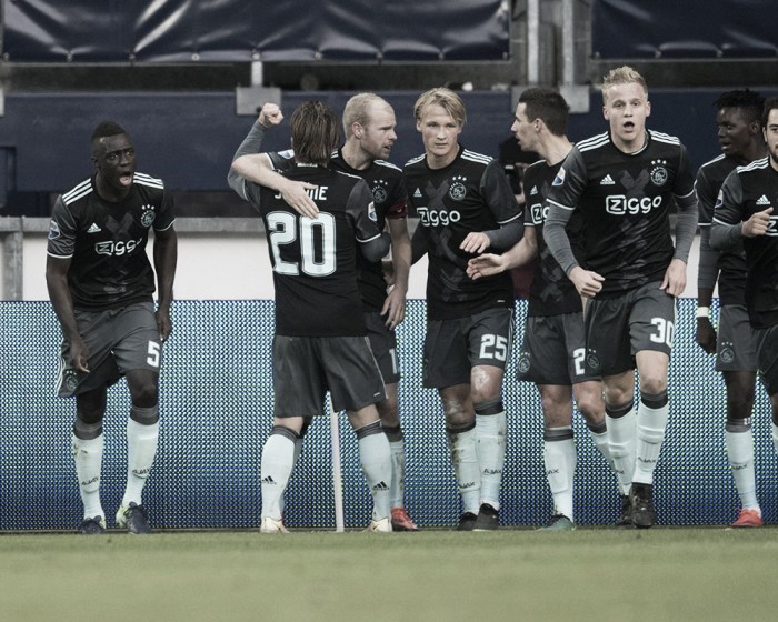 El Ajax vence al límite