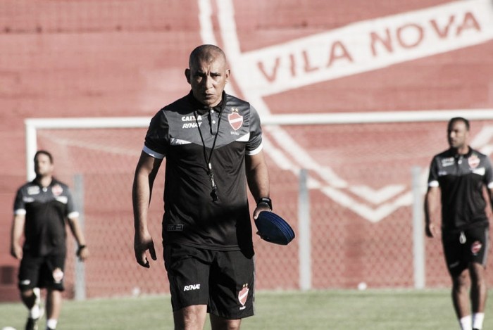 Mesmo sem acesso, Vila Nova renova com treinador Hemerson Maria