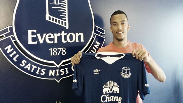 Everton complete Henen signing