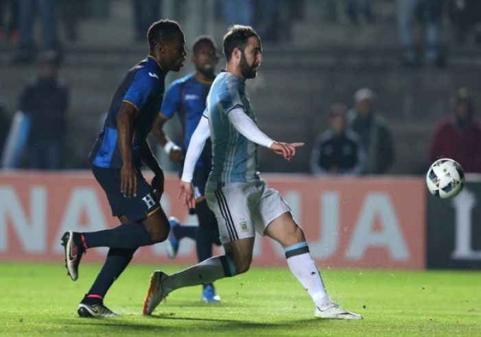 L'Argentina non brilla: decide Higuain contro l'Honduras, si ferma Messi