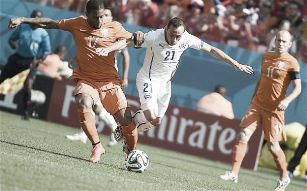 Holland 2-0 Chile: Van Gaal's men secure top spot in Group B