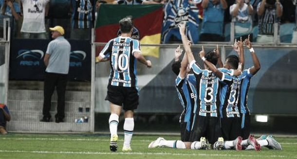 Grêmio vence Joinville de virada e permanece no G-4