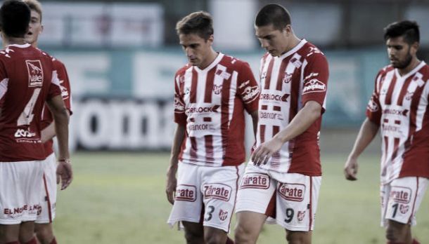 Con nuevas expulsiones y lesiones, Instituto perdió ante Atlético Paraná