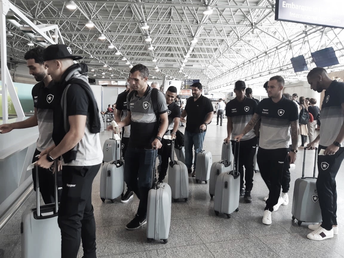 Com desfalque de Pimpão, Botafogo embarca para enfrentar Sol de América pela Sul-Americana Com desfalque de Pimpão, Botafogo embarca para enfrentar Sol de América pela Sul-Americana