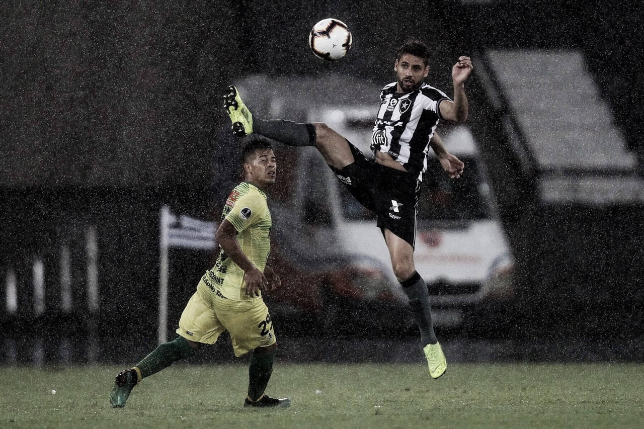 Gabriel reclama de pênalti marcado contra o Botafogo pela Sul-Americana