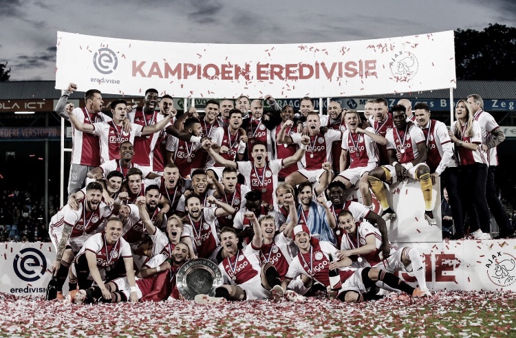 Homenagens! Título nacional do Ajax é dedicado a ex-colega de clube
