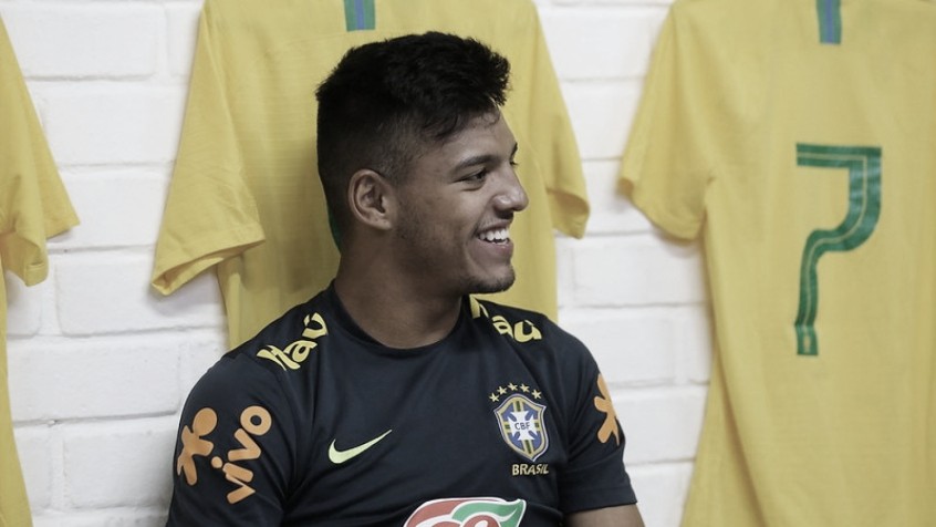 Detectado com Covid-19, Gabriel Menino é cortado da Seleção Brasileira