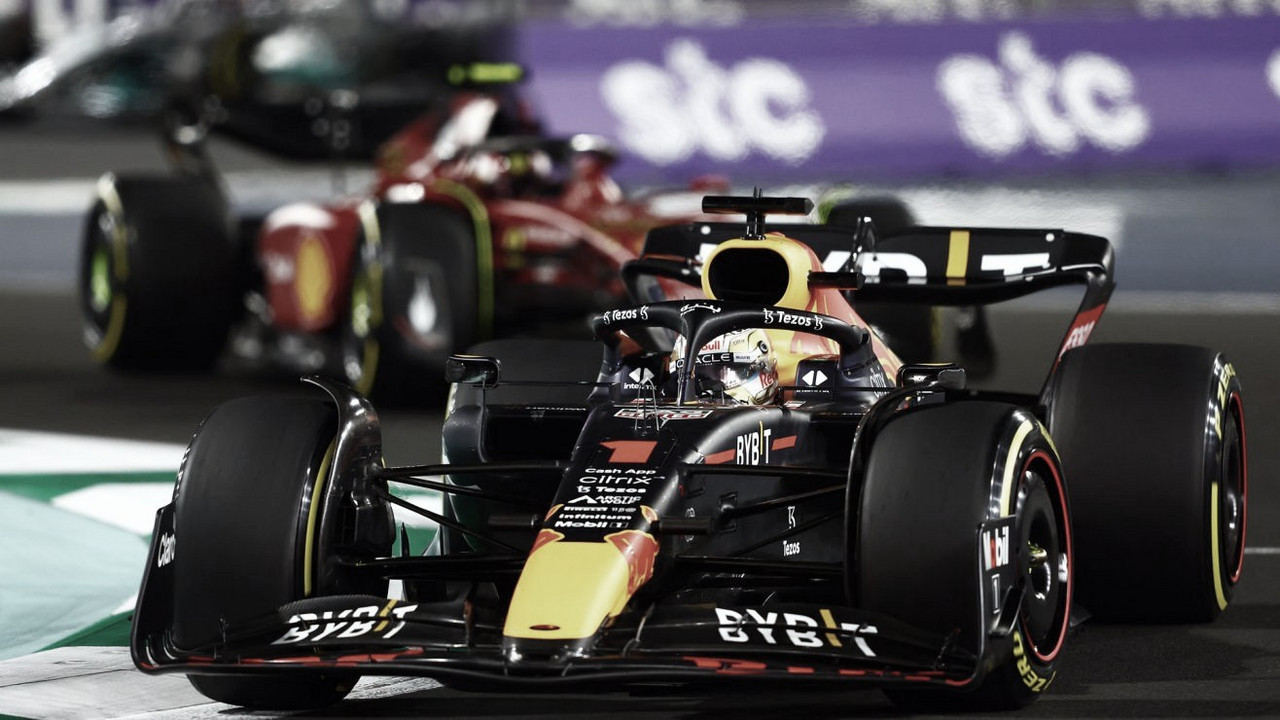 Verstappen vence disputa com Leclerc e ganha GP da Arábia Saudita