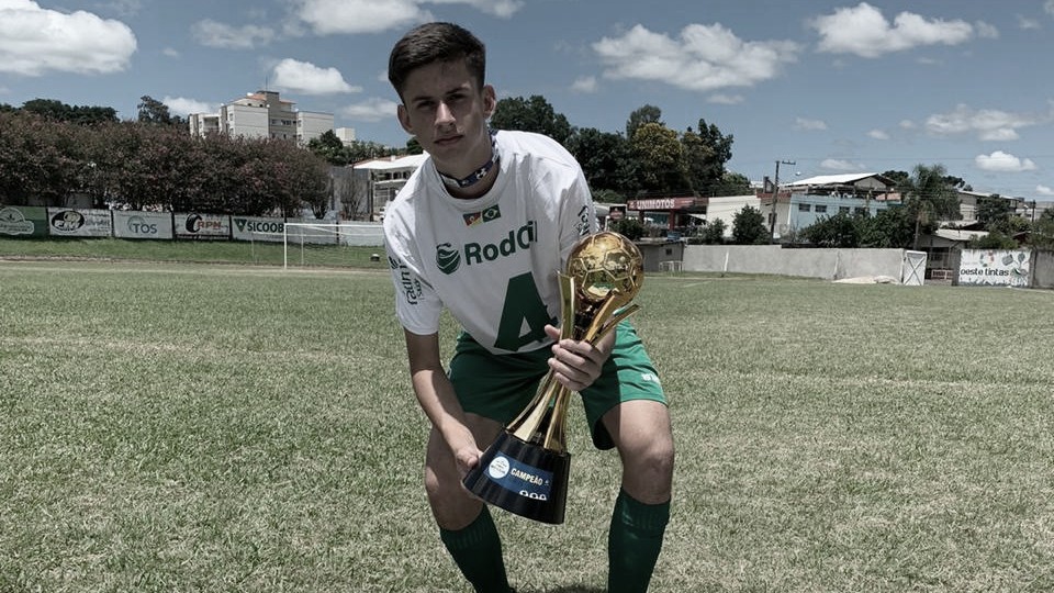 Zagueiro Bernardo comemora título da Copa Maravilha Sub-15 pelo Juventude