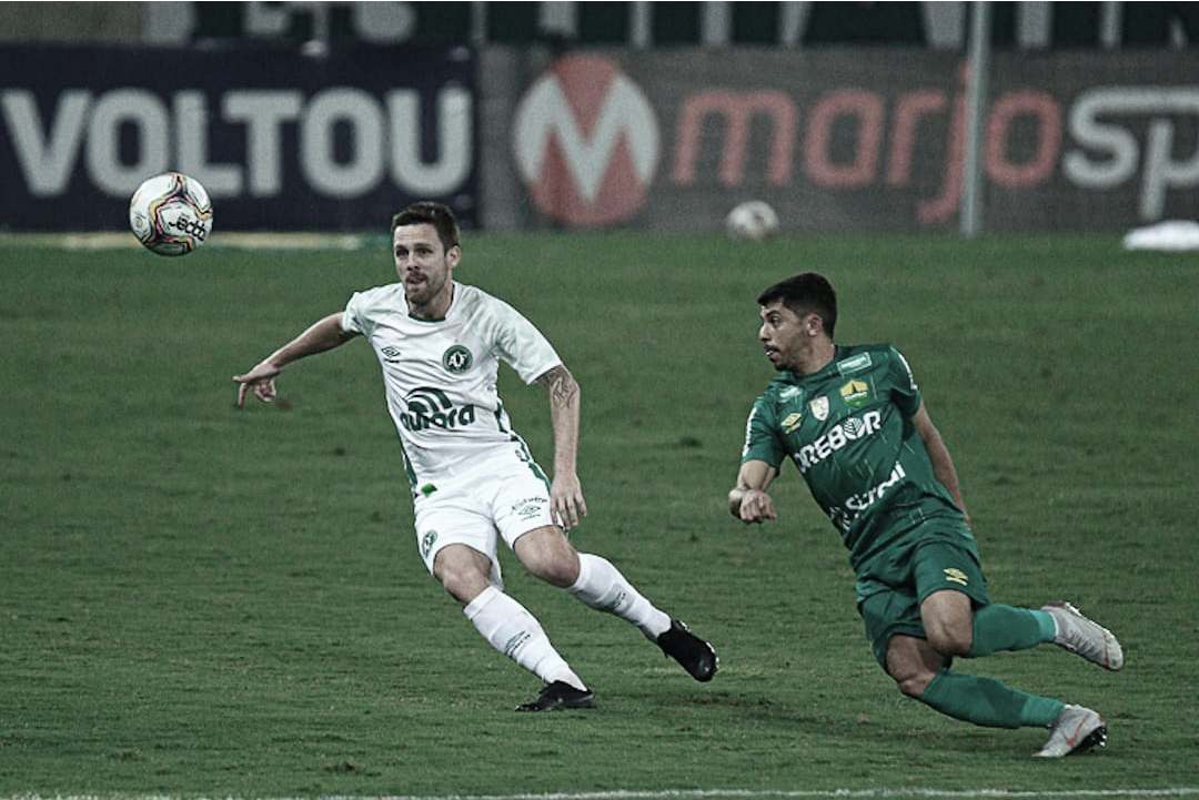 Com virada relâmpago nos acréscimos, Cuiabá vence Chapecoense e assume liderança da Série B Com virada relâmpago nos acréscimos, Cuiabá vence Chapecoense e assume liderança da Série B
