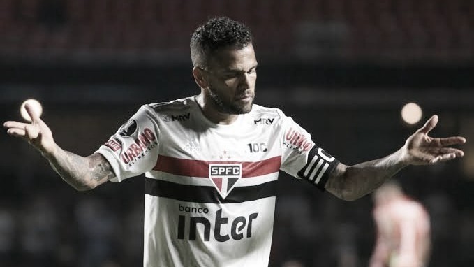Dani Alves sofre fratura e desfalca São Paulo no clássico contra o Corinthians