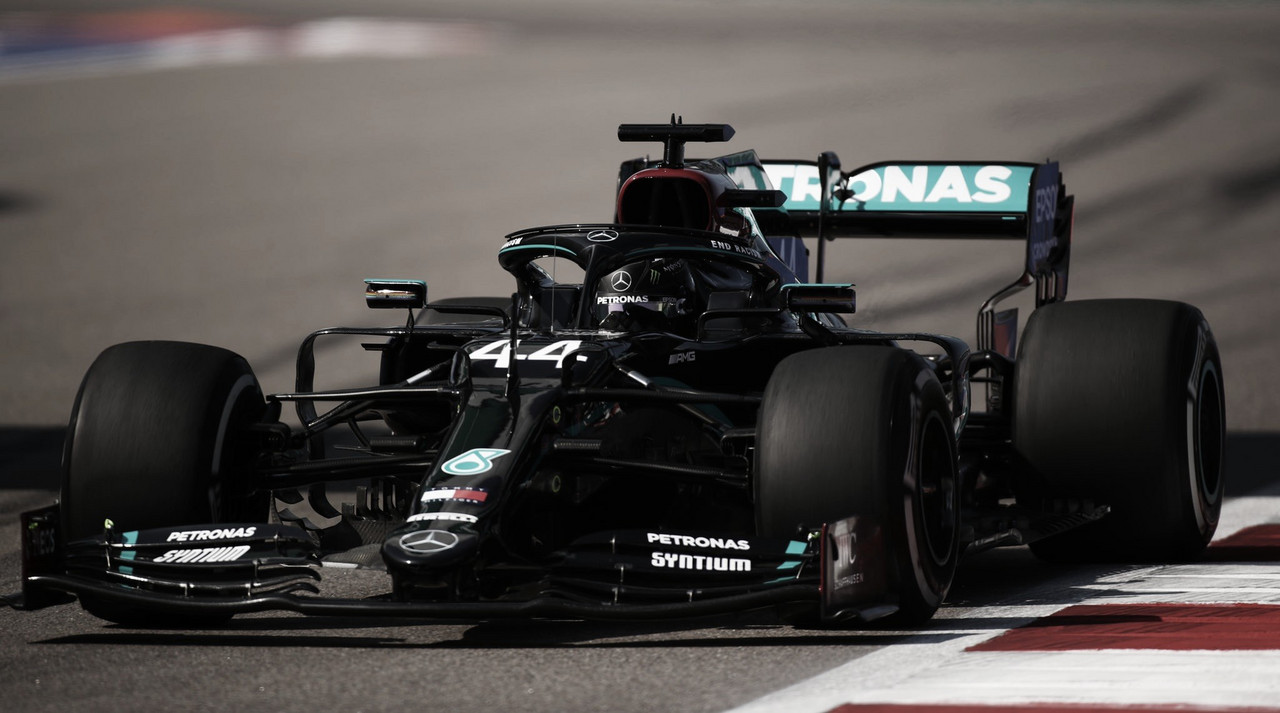 Lewis Hamilton crava pole na Rússia e segue firme para bater recorde de Michael Schumacher