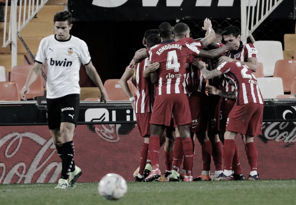 Atlético de Madrid domina e derrota Valencia para colar no líder