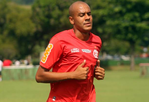 Flamengo anuncia rescisão do contrato de Alex Silva