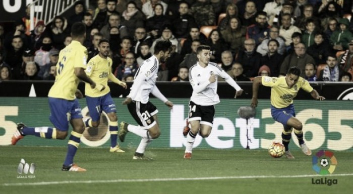 El Valencia obliga a sus abonados a pagar para la Copa El Valencia obliga a sus abonados a pagar para la Copa