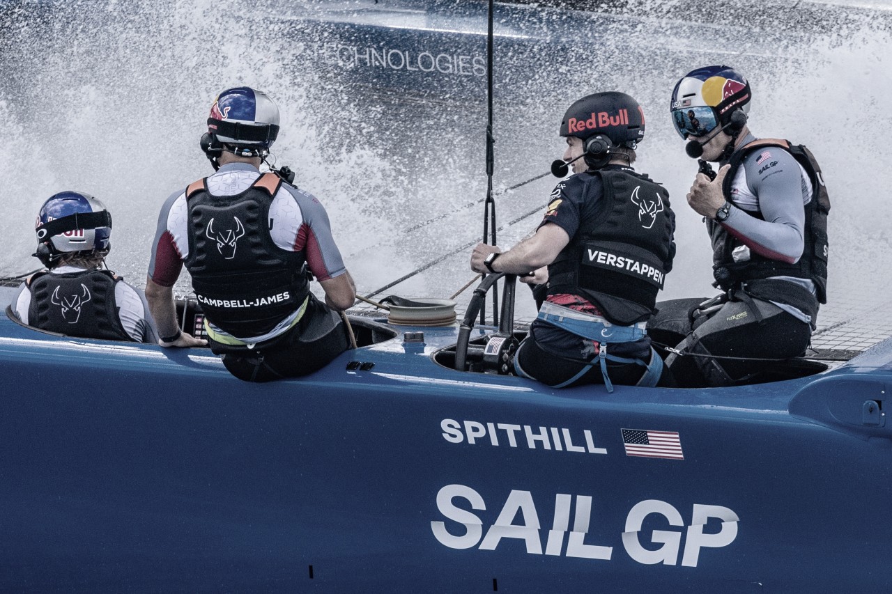 Verstappen e Perez trocam as pistas pelas águas em ação da
Oracle na SailGP