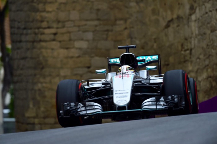 F1, nelle terze libere del Gp d'Europa comanda ancora Hamilton. Ancora in difficoltà le Ferrari