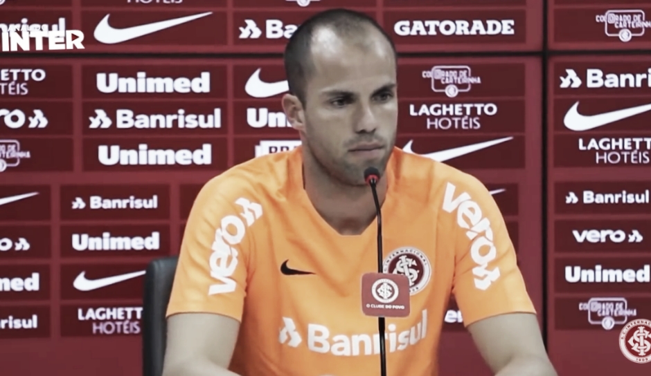 Marcelo Lomba assume erro em lance de expulsão no GreNal: "Peço desculpas ao Luciano" Marcelo Lomba assume erro em lance de expulsão no GreNal: "Peço desculpas ao Luciano"