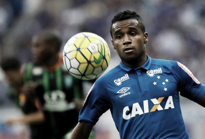 Elber vê Cruzeiro forte na briga por títulos e elogia elenco: "Jogadores de qualidade"