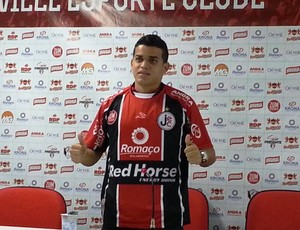 Joinville apresenta lateral Denis Neves
