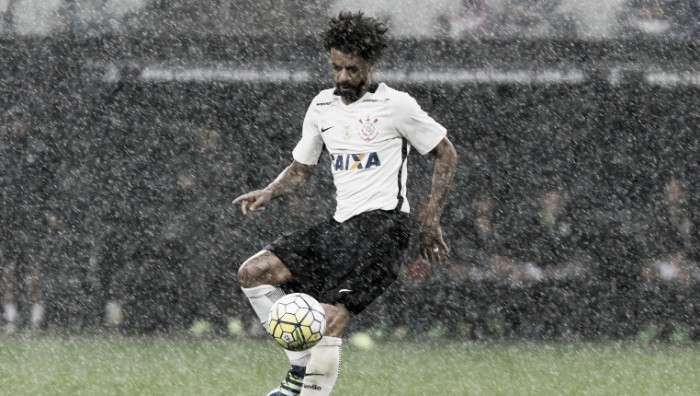 Após repercussão negativa em entrevista, Corinthians anuncia afastamento do volante Cristian