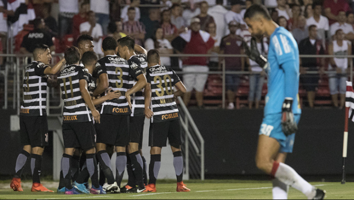 Jô decide novamente, Corinthians vence São Paulo e abre vantagem nas semifinais do Paulistão