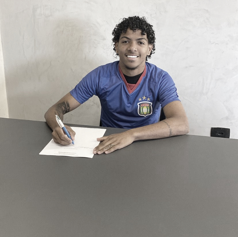 Destaque no Sub-20, Everton assina primeiro contrato profissional com São Caetano