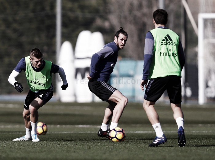 Bale vuelve a una convocatoria con ausencias notables