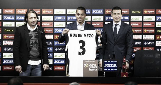 Rubén Vezo, presentado como nuevo jugador del Valencia