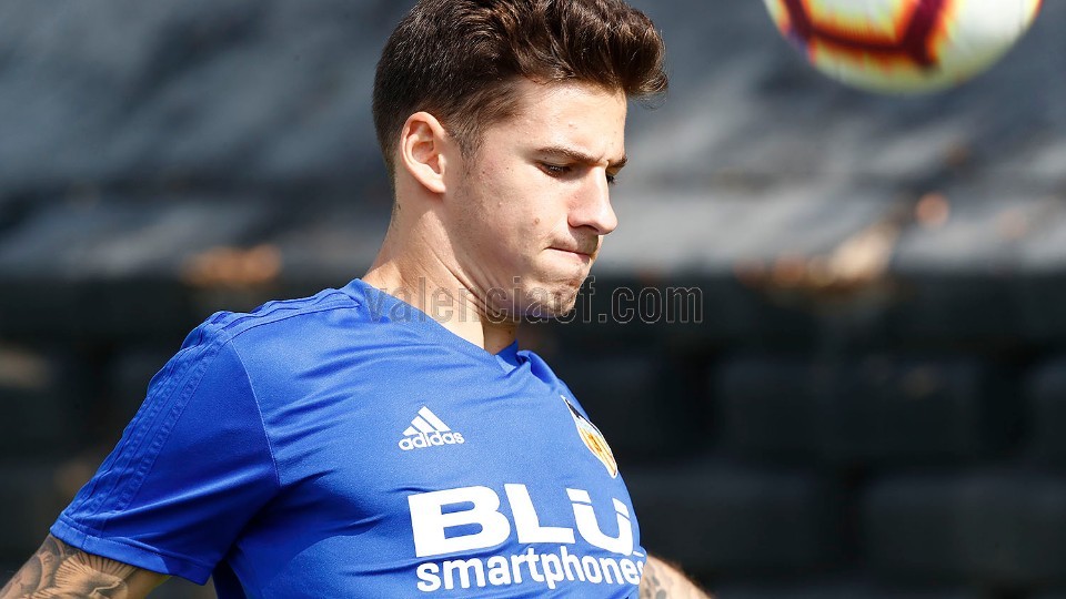 Santi Mina vuelve al grupo un mes después de haber caído lesionado en Villarreal