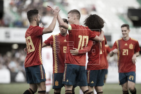 España 2-0 Montenegro: 'La Rojita' abrocha un arranque perfecto