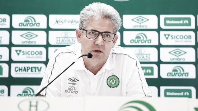 Dirigente da Chapecoense segura técnico Louzer e detona Cruzeiro: "Tem que cair"