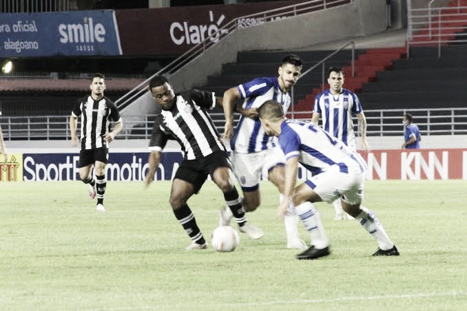 Na luta contra o rebaixamento, Figueirense encara embalado CSA Na luta contra o rebaixamento, Figueirense encara embalado CSA
