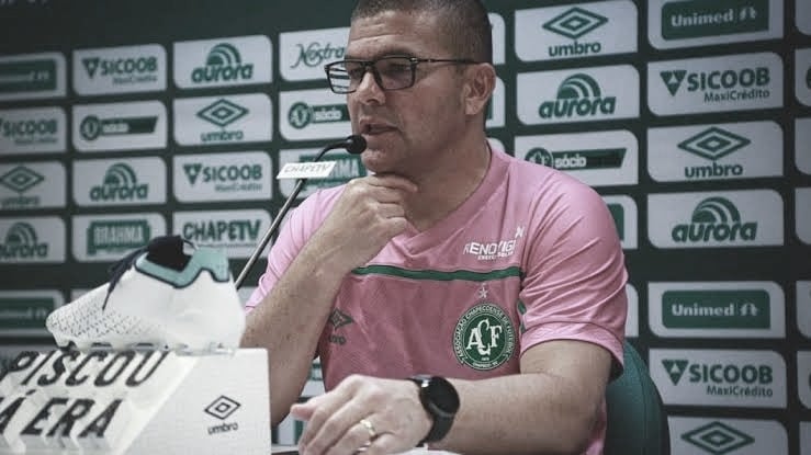 Umberto Louzer rejeita Cruzeiro e permanece como técnico na Chapecoense Umberto Louzer rejeita Cruzeiro e permanece como técnico na Chapecoense