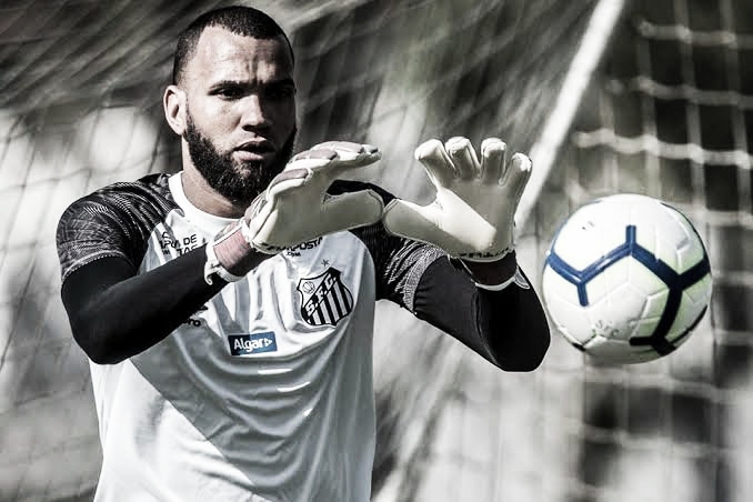 Justiça nega liminar de goleiro Everson para rescindir com o Santos Justiça nega liminar de goleiro Everson para rescindir com o Santos