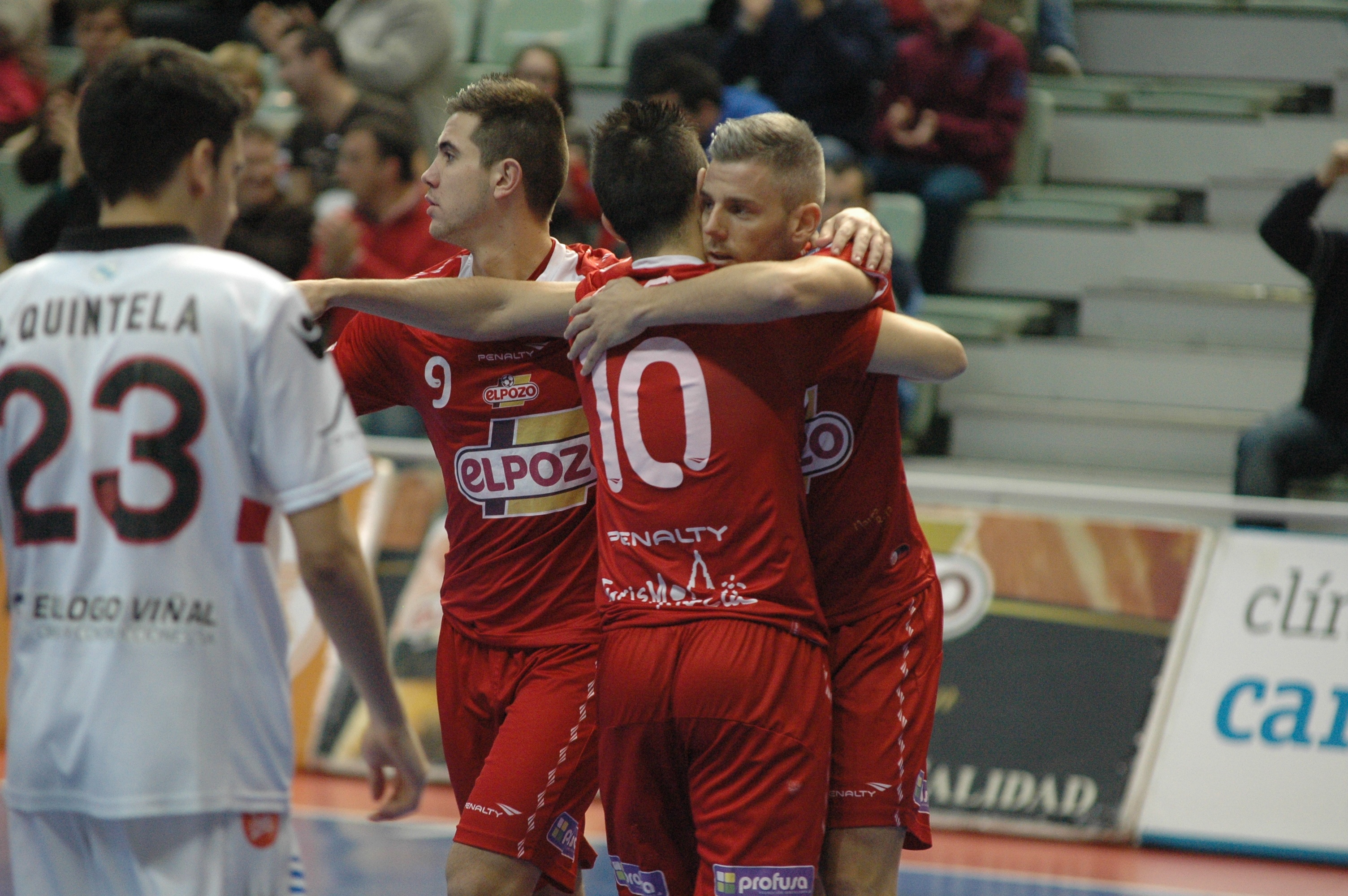 ElPozo Murcia vence a Santiago Futsal y fuerza el tercer partido