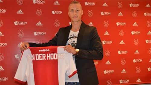 Van der Hoorn refuerza la defensa del Ajax