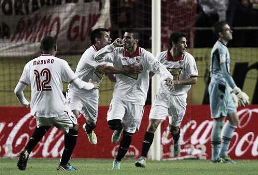 Sevilla se tiñe de rojo