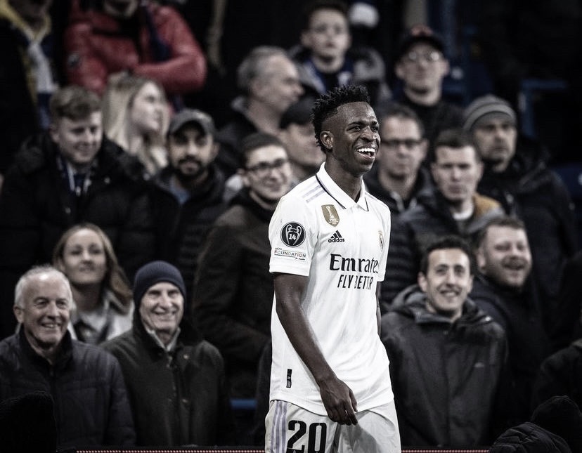 Jogadores do Real vestem camisa de Vini Jr antes de partida pela La Liga