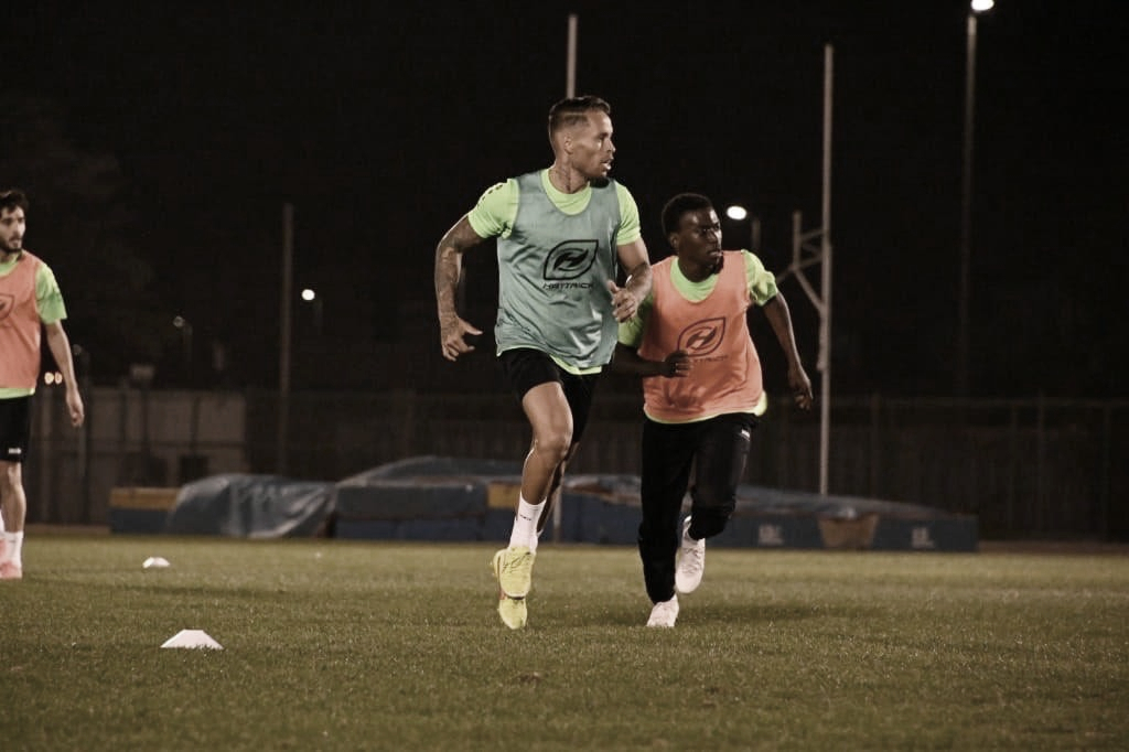 Após disputar Série B pelo Vitória, volante Baraka oficializa retorno ao futebol árabe Após disputar Série B pelo Vitória, volante Baraka oficializa retorno ao futebol árabe